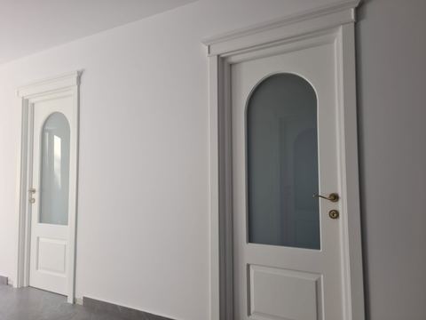 Uși de interior cu geam în arcadă