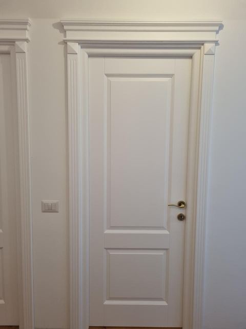 Ușă de interior cu ramă profilată și cornișă