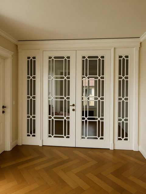Vitrine pereche, cu geam și grilaj decorativ
