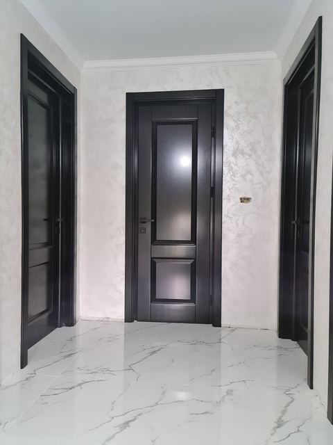 Ușă de interior în nuanță wenge, cu sticlă