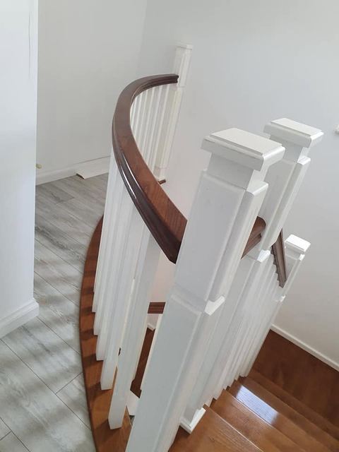 Scară interioară cu balustradă din lemn vopsit