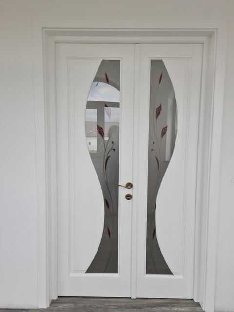 Ușă dublă cu inserție decorativă din sticlă